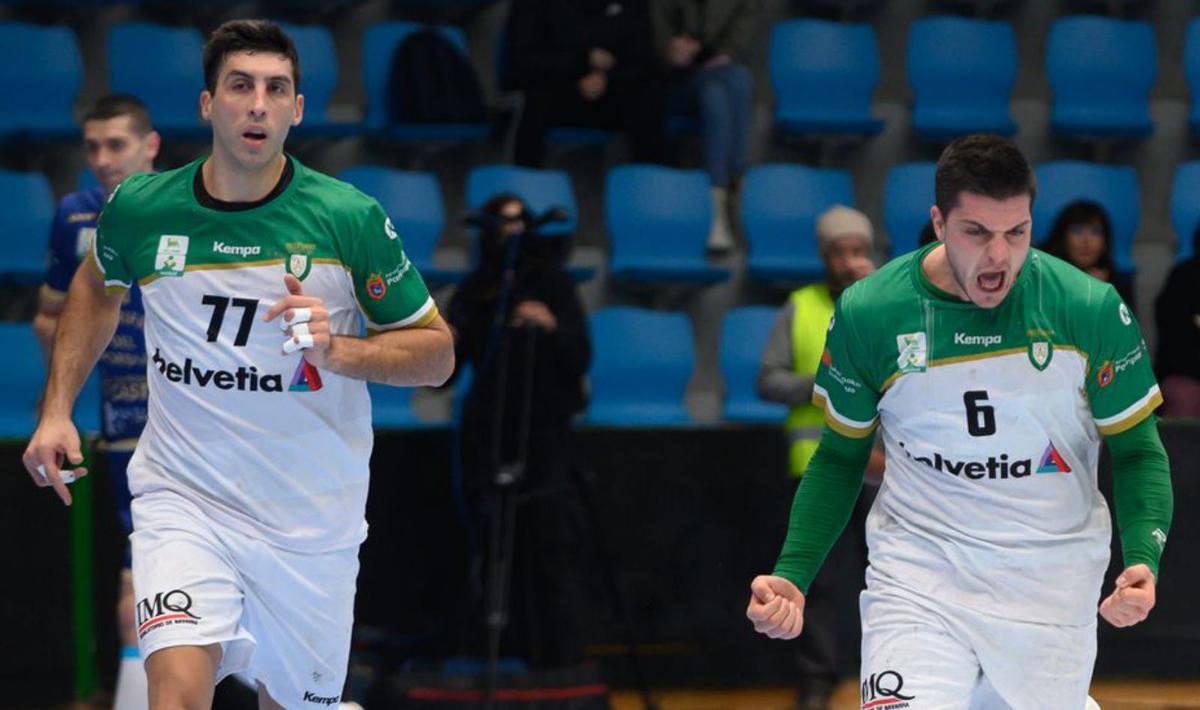 Fernández celebra uno de los 12 goles que le marco al Cangas. |  // Ó.A.