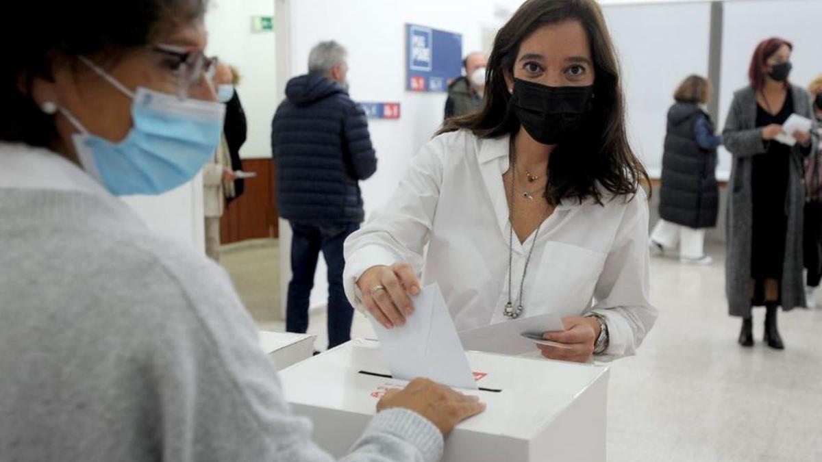 La alcaldesa, Inés Rey, vota, ayer, en la sede de la Agrupación Socialista Coruñesa.   | // CARLOS PARDELLAS