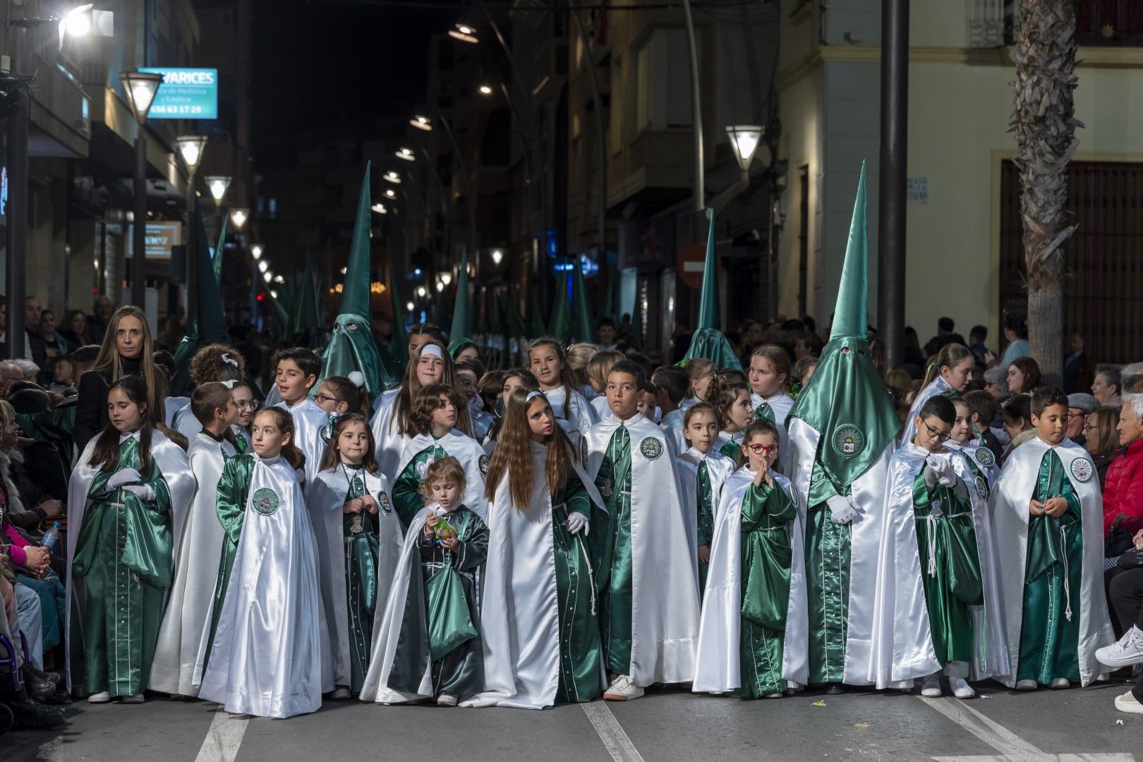 Las quince cofradías de la Semana Santa de Torrevieja recorrieron las calles en Viernes Santo