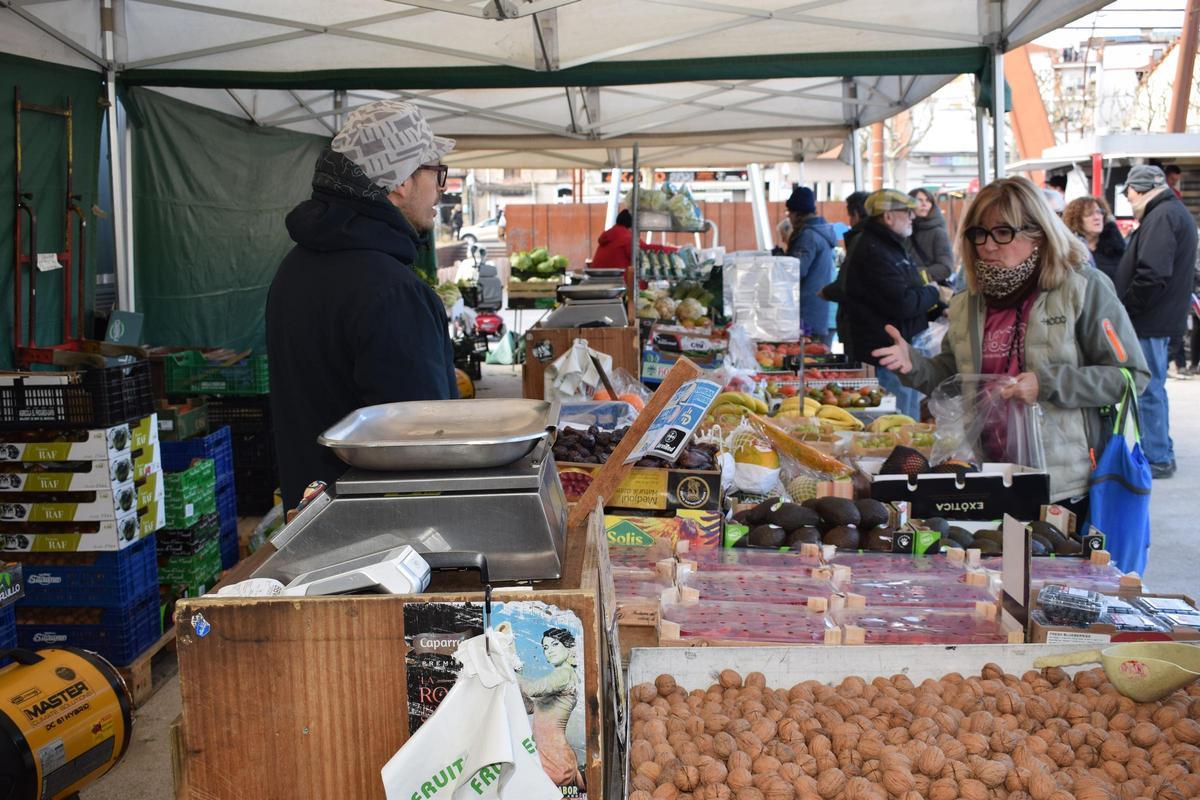 Parades del mercat setmanal de Gironella, aquest dimecres a la plaça de l'Estació