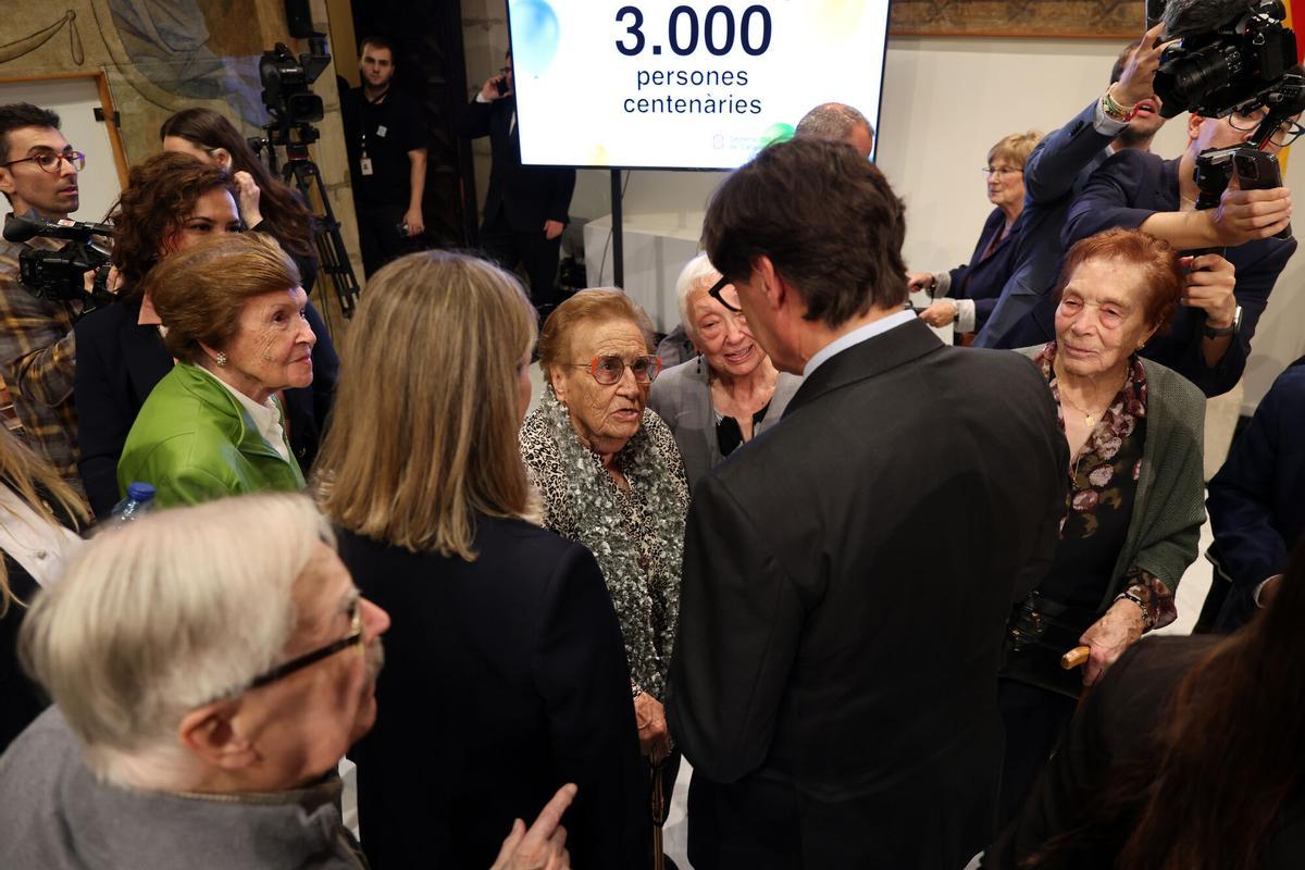 El president de la Generalitat, Salvador Illa, ha mantenido un encuentro en Palau con doce de las más de 3.000 personas centenarias en Cataluña, un récord en la esperanza de vida que, ha afirmado, representa un éxito de las políticas públicas.