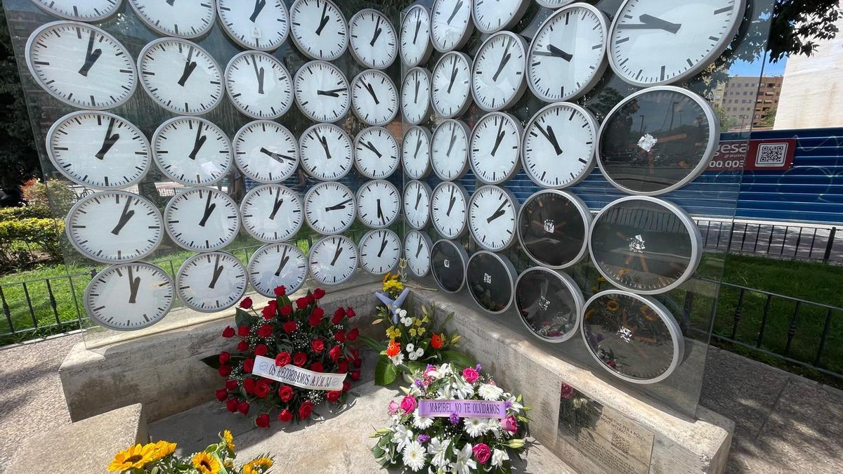 Flores depositadas esta mañana en homenaje a las víctimas del metro del 3 de julio en el monumento memorial de la artista Anja Krakowski ubicado sobre la curva del accidente.