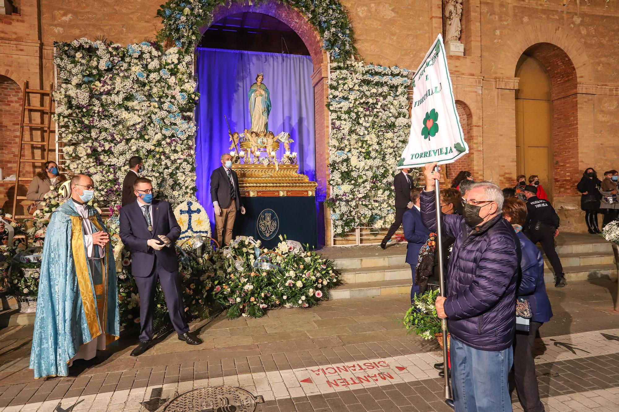 Torrevieja rinde homenaje a su patrona con una ofrenda floral