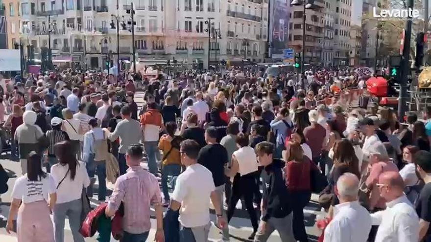 Así ha sido la salida de la mascletà de València por la calle Xàtiva, frente a la estación del Norte