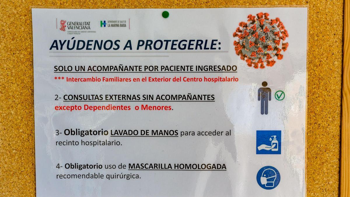 Uno de los carteles instalados en el Hospital de la Marina Baixa con las nuevas restricciones.