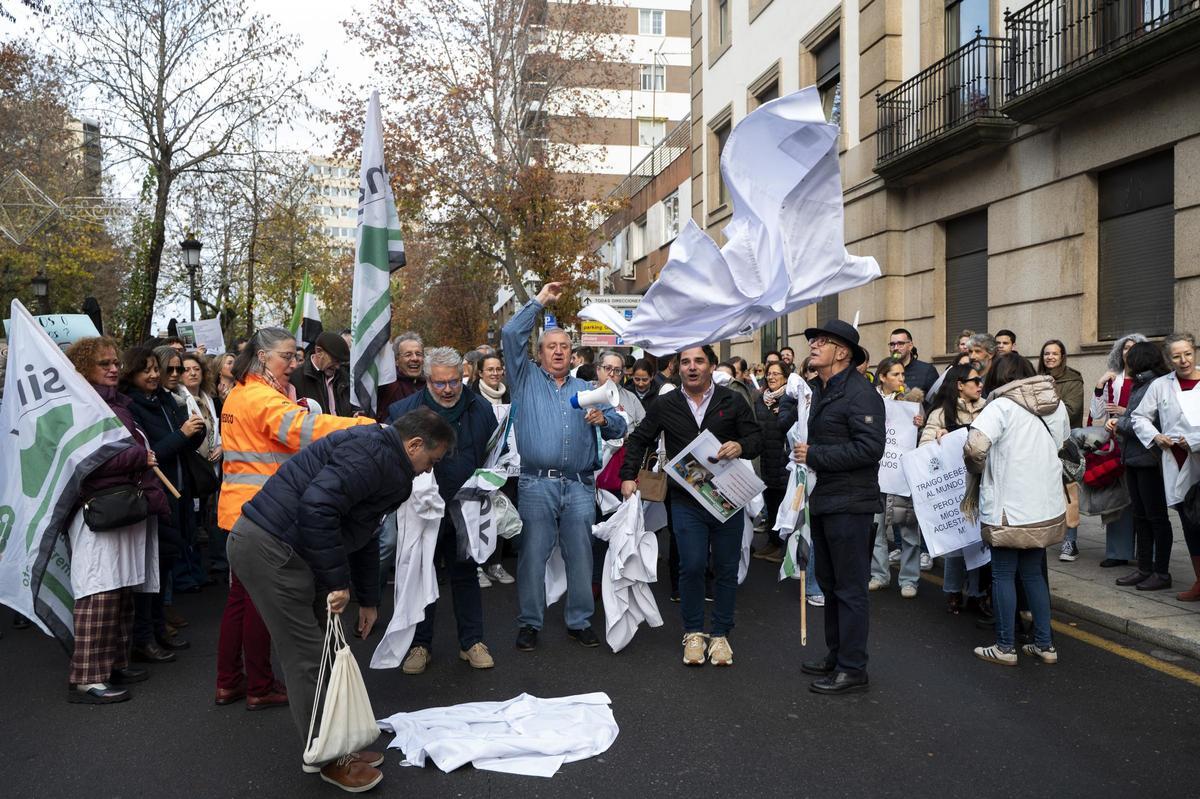 Fotogalería | Los médicos extremeños se manifiestan contra el Estatuto Marco del Ministerio de Sanidad