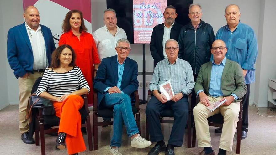 De izquierda a derecha. De pie: Bartolomé Cabello, Mari Paz Oliver, Alejandro Hernández, Francisco Gallardo, Ramón Reig, Manuel Capelo. Sentados: Lola Borrego, Rafael Fernández -presidente de la APS-, Ricardo Ríos -director de Radio 80 Sevilla- y José Montero, presidente de la Asociación para el Progreso de la Comunicación (APC). Los presidentes de la APS y de la APC apadrinaron la conmemoración