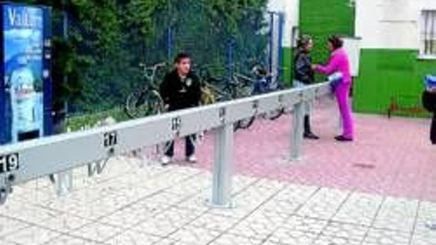 Comienzan a instalar las bases para dejar las bicicletas del servicio público en el polideportivo