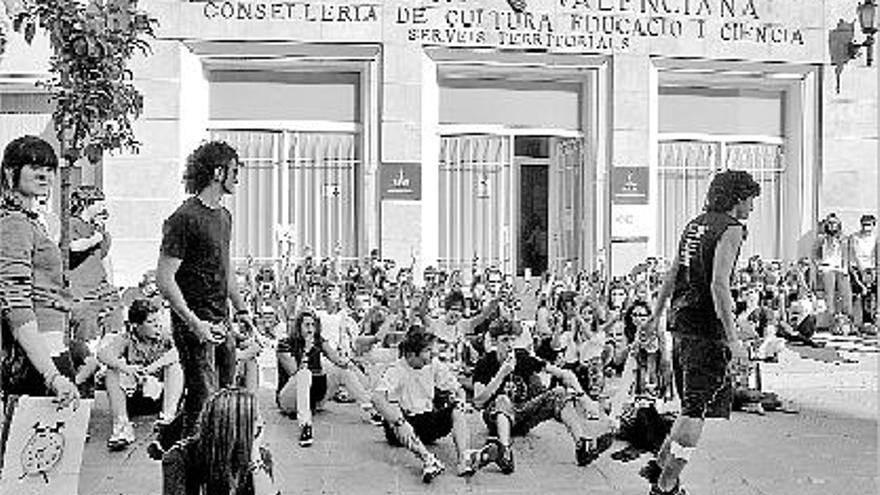 Un centenar de alumnos se concentró ayer ante la sede territorial de Educación.