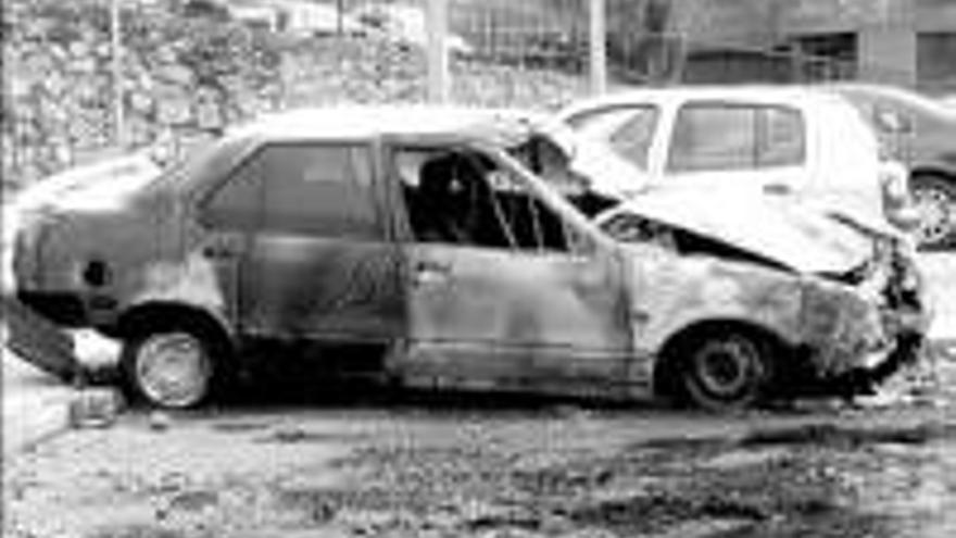 Queman 2 coches en la calle San Julián la madrugada del domingo