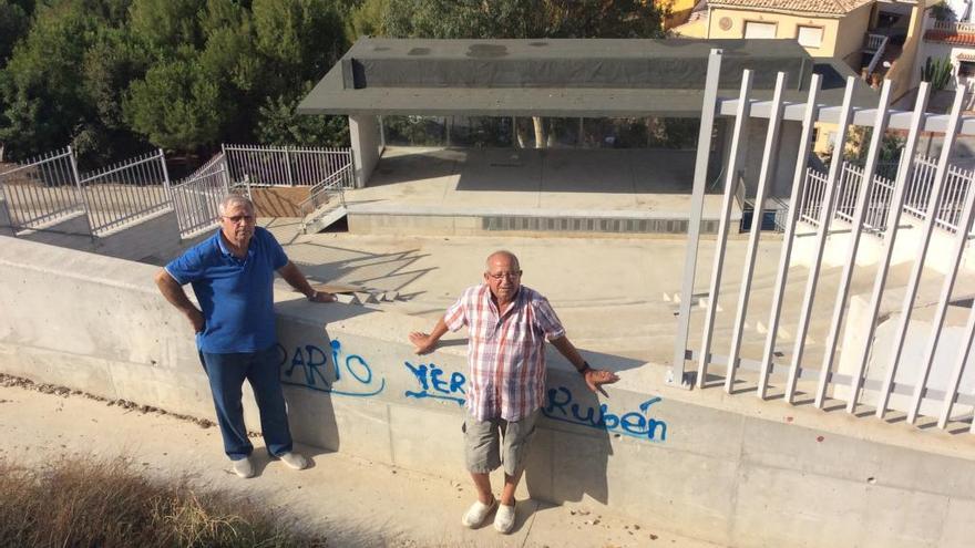 José María Lobera (izq.) y Miguel Campos, en la parte sin vallar del auditorio de Monte Dorado, la semana pasada.