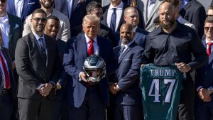Trump recibe en la Casa Blanca a los Eagles, campeones del Super Bowl
