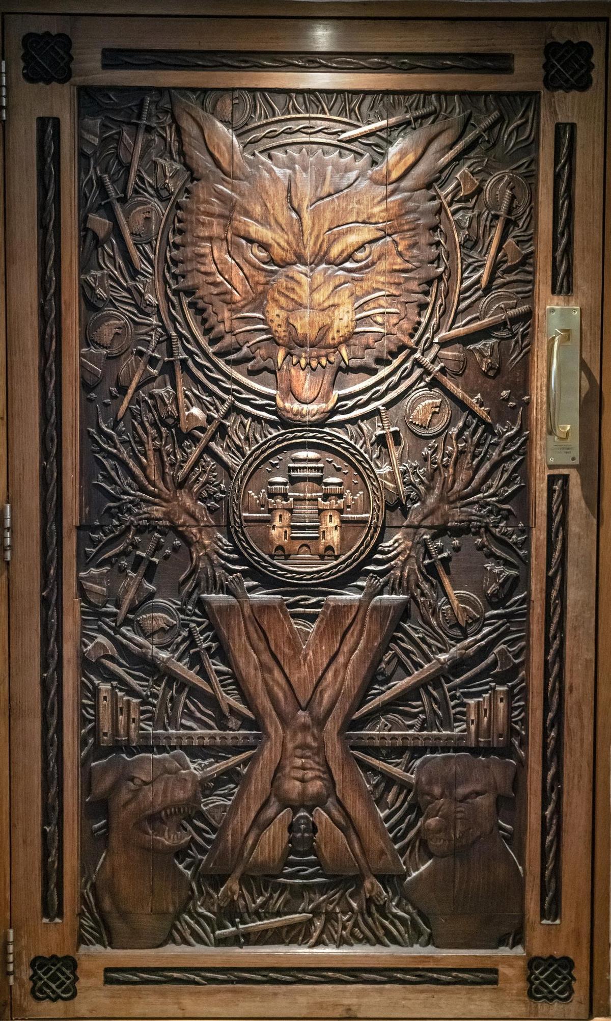 Puerta de madera de 'Juego de Tronos' en el Ballygally Castle Hotel.