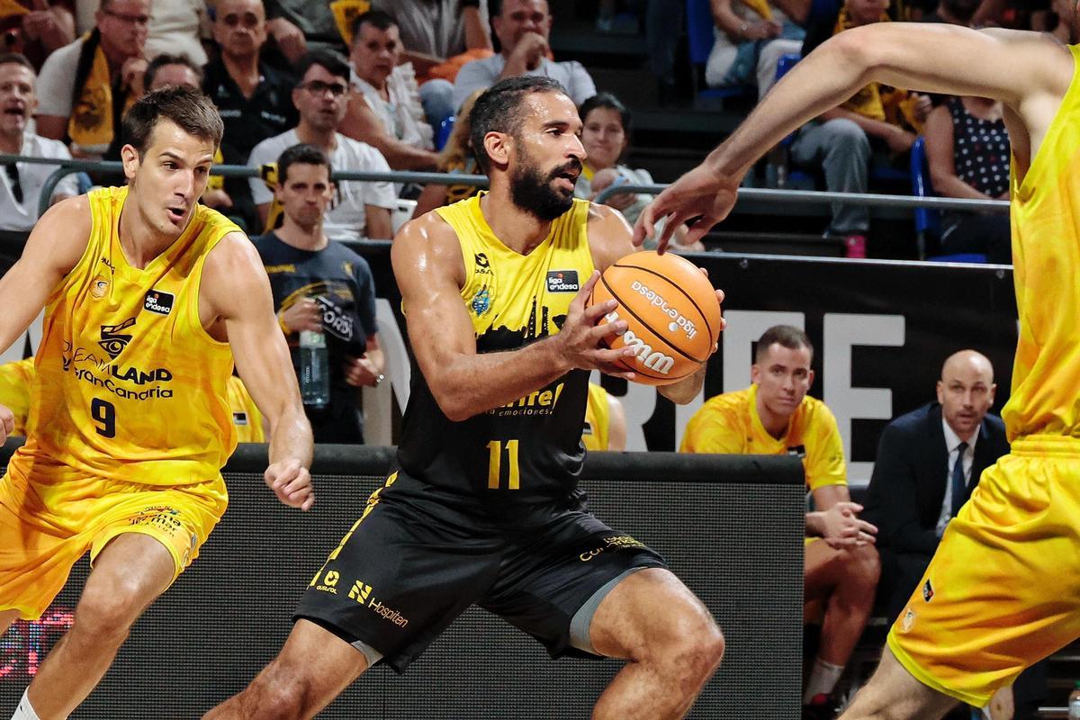 Scrubb se marcha de Brussino en el último derbi jugado en Tenerife.