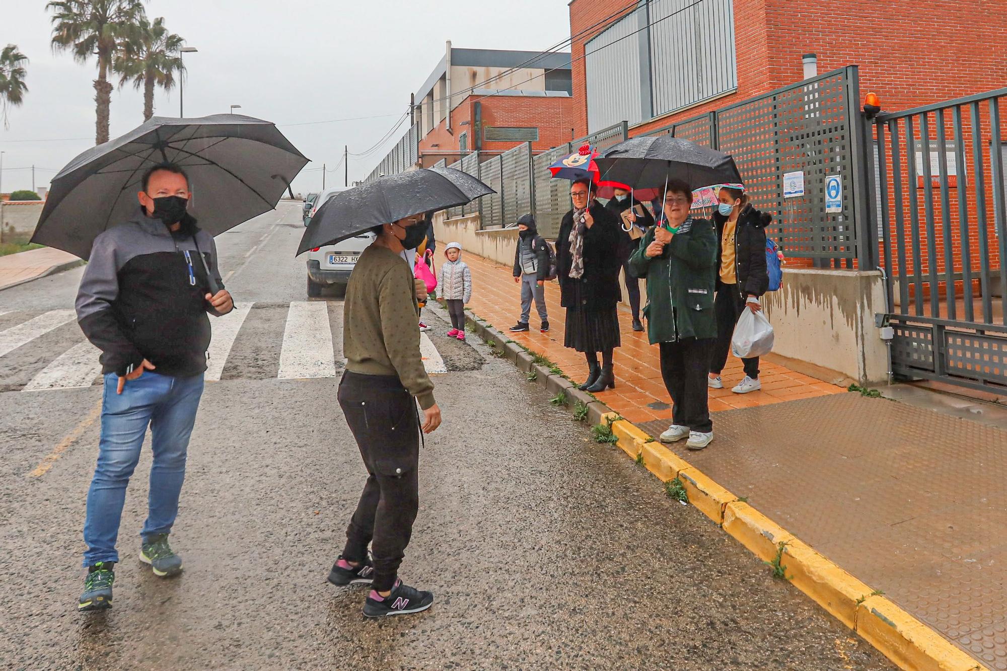 Los padres y madres de Torremendo (Orihuela) reclaman transporte escolar para los alumnos matriculados en el IES Los Alcores (San Miguel de Salinas)