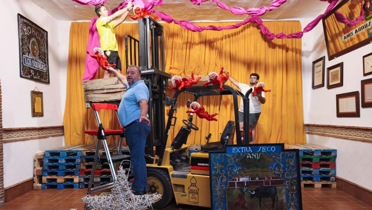 Anselmo Córdoba trabaja en la puesta a punto del Museo del Anís de Rute.