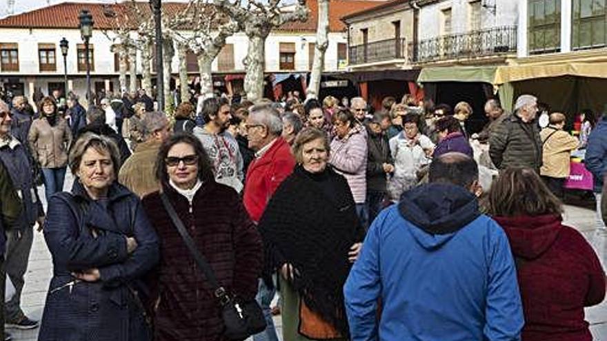 Ambiente en la Plaza Mayor de Fuentesaúco con motivo de la Tornaferia.