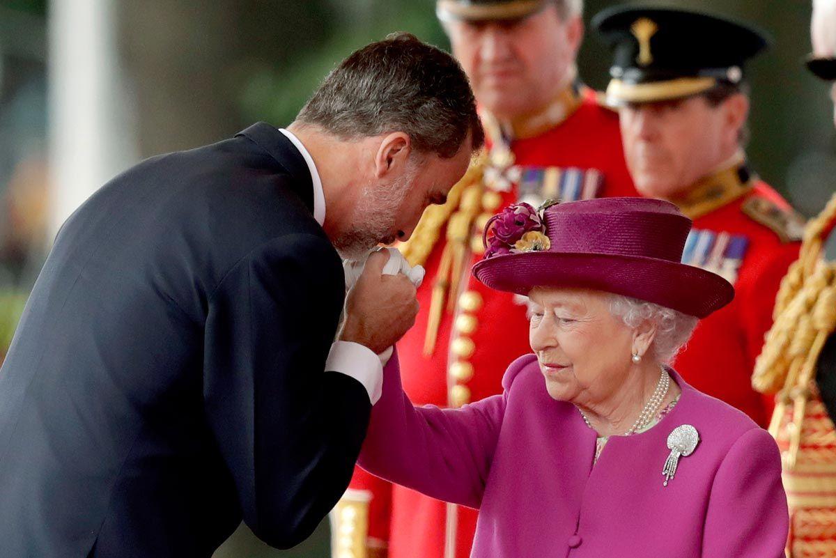 Felipe VI saluda a la reina Letizia durante su visita de Estado a Reino Unido en 2017
