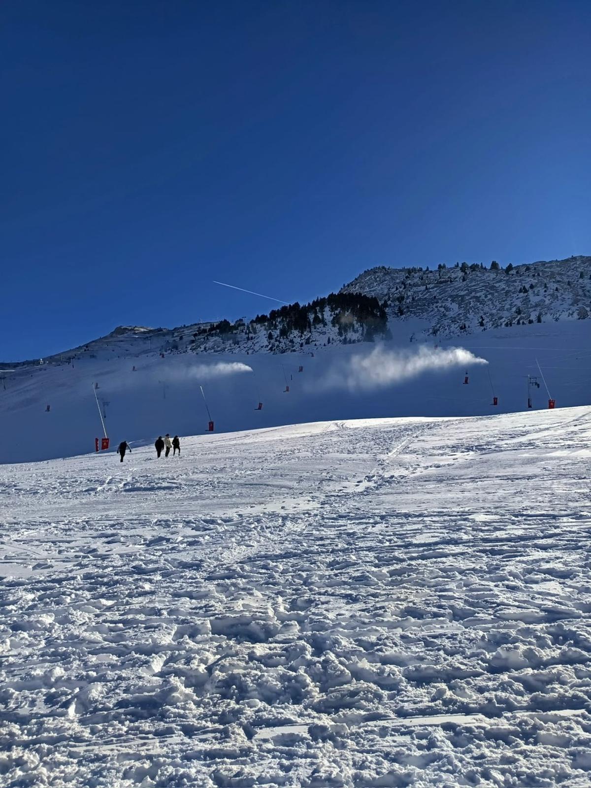Las pistas de Astún, este sábado, repletas de nieve.