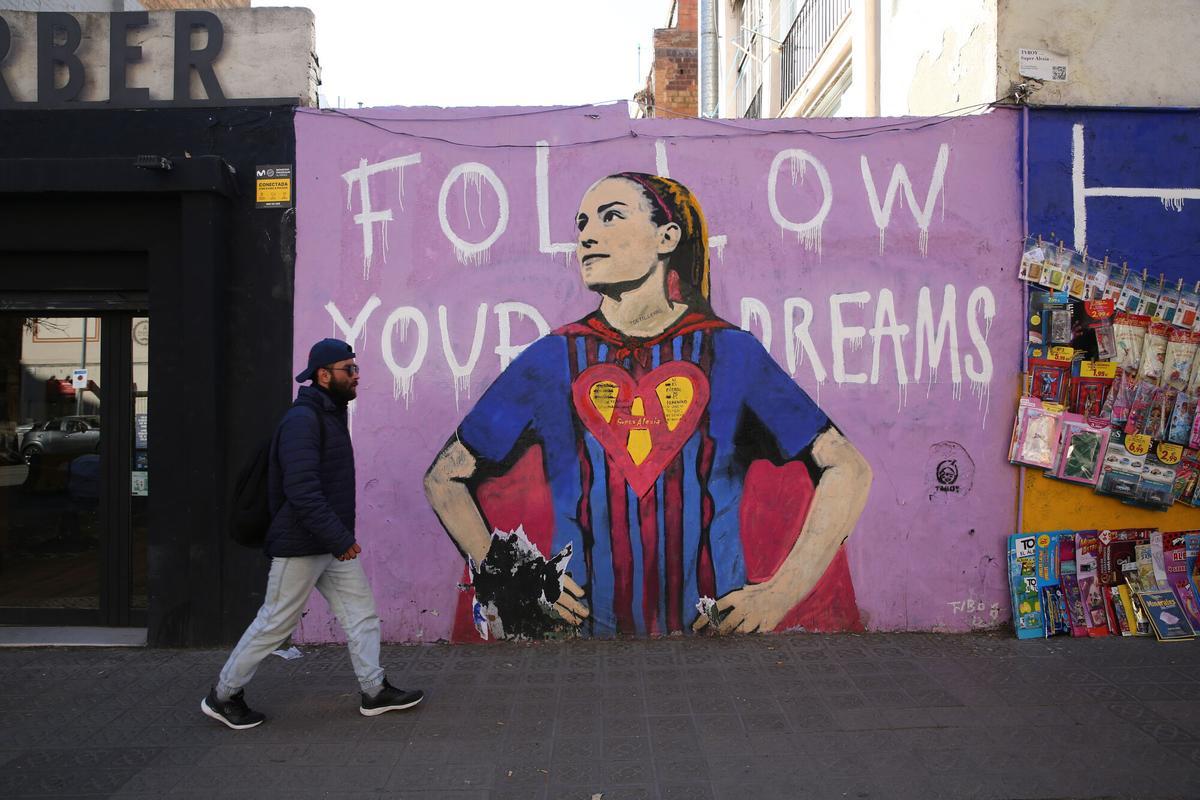 Mural dedicado a Alexia Putellas obra de TVBoy, en febrero de 2023 en la plaza Joanic.