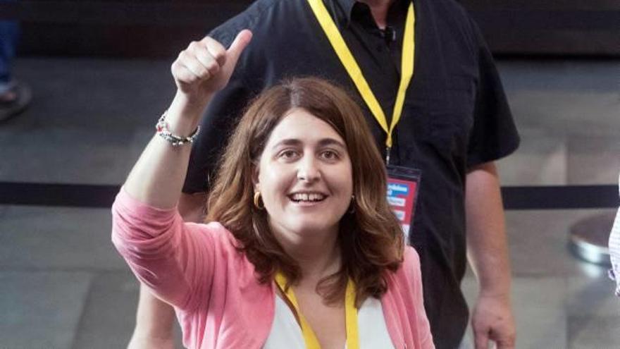 Marta Pascal aixeca el dit polze, gest que s&#039;acostuma a fer per dir que tot va bé; la jornada va acabar, però, amb la seva renúncia a dirigir el partit.