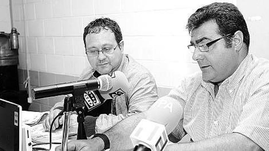 Pascual Fernández, a la izquierda, y Manuel Villaverde, ayer, en la sede de la Federación Asturiana de Vela de Gijón.