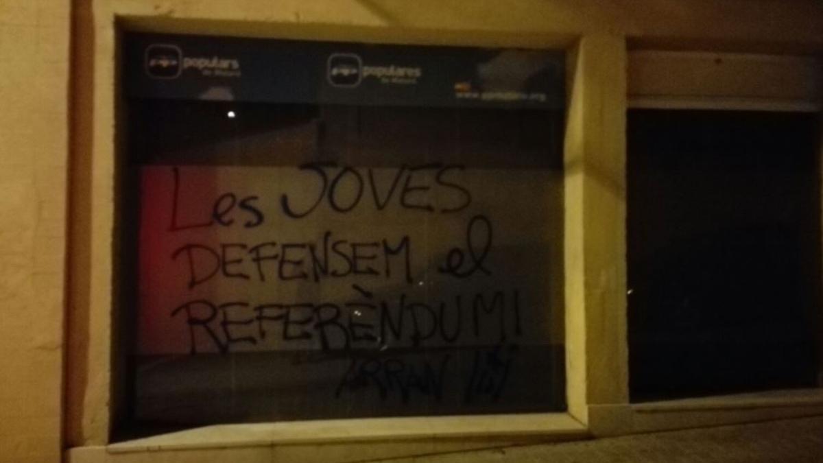 La sede del PP en Mataró ha amanecido con pintadas.