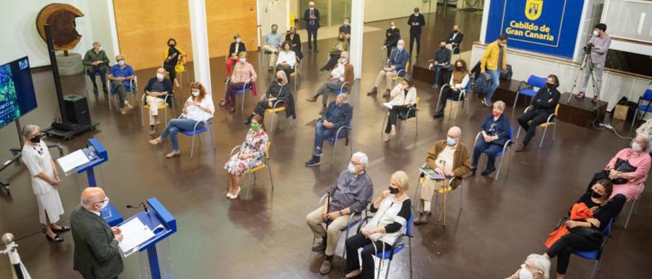 Presentación del libro ‘Jardines de Canarias-Provincia de Las Palmas’, ayer en el patio del Cabildo de Gran Canaria.