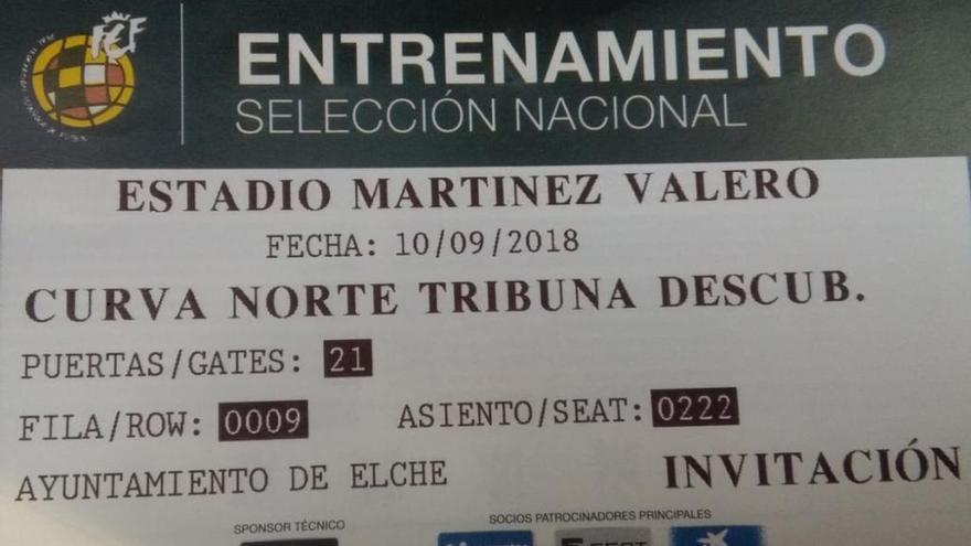 Una de las entradas de invitación para ver el entrenamiento de España el lunes