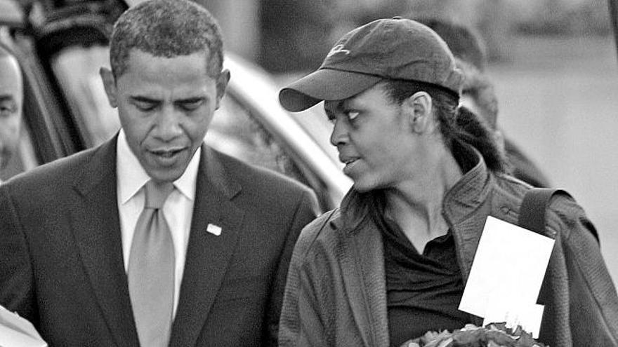 Los Obama salen de la Universidad de Chicago, ayer.