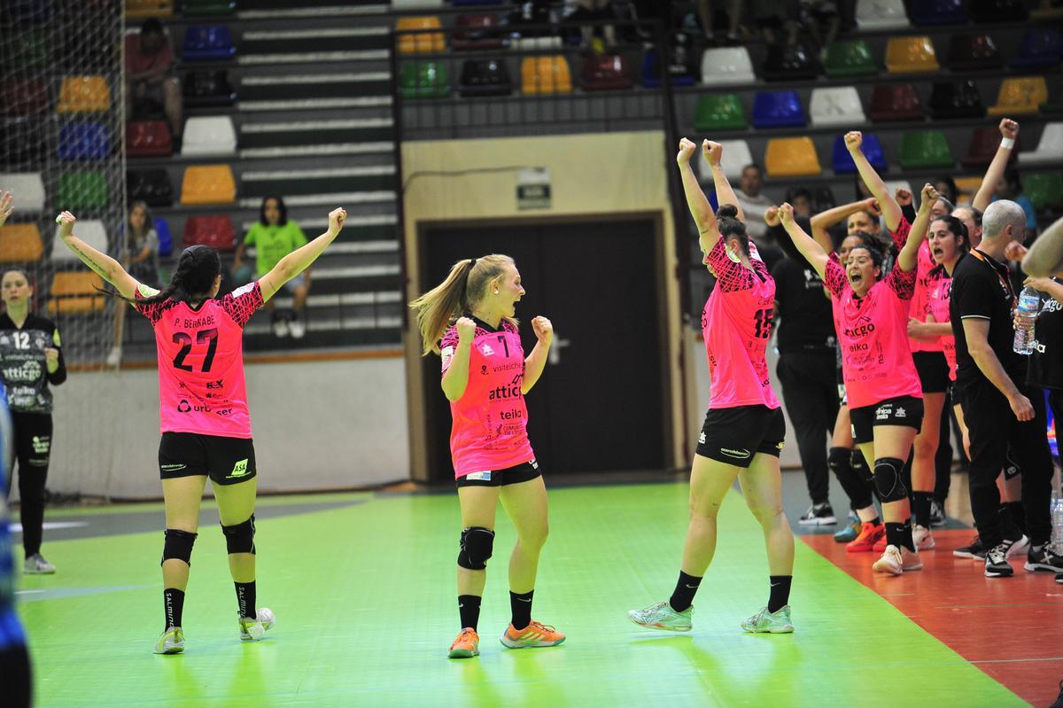 Las jugadoras del Atticgo celebran una victoria contra el Bera Bera