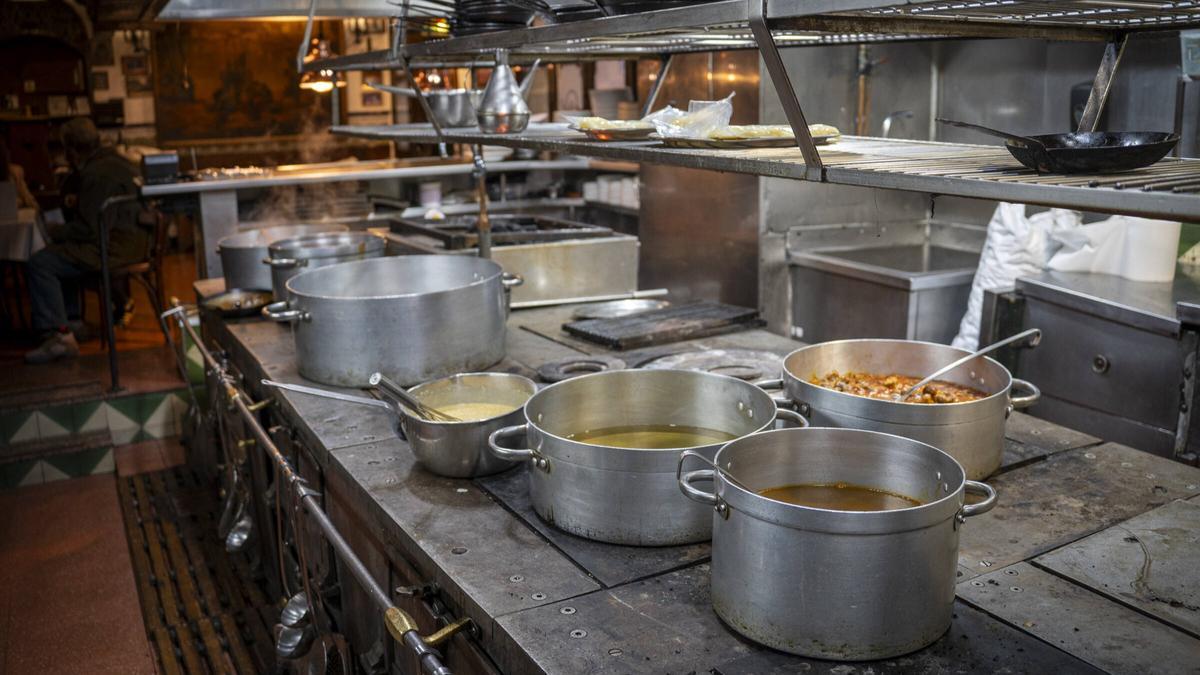 La cocina de carbón de Los Caracoles.