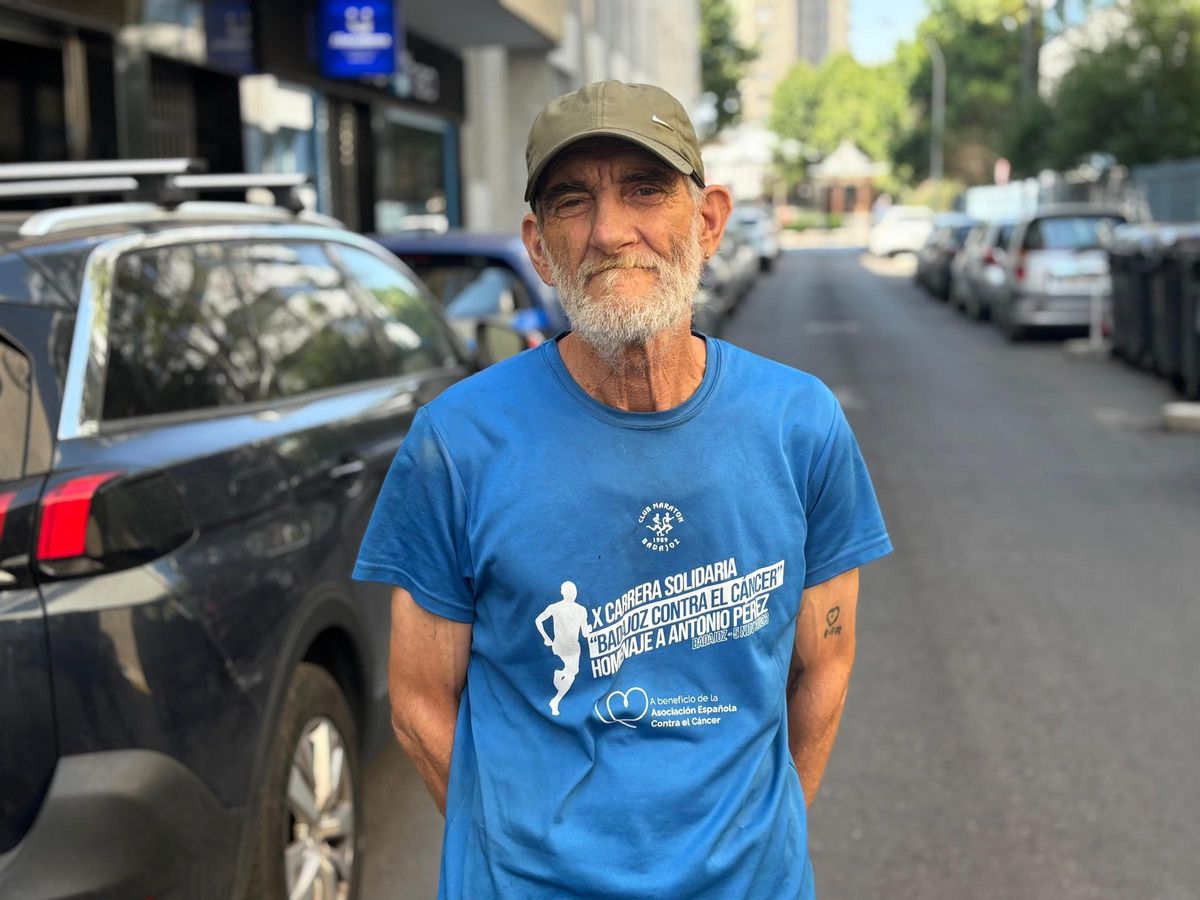 Rufino Evaristo Amarilla en la calle Padre Rafael de Badajoz en la que aparca coches todos los días.