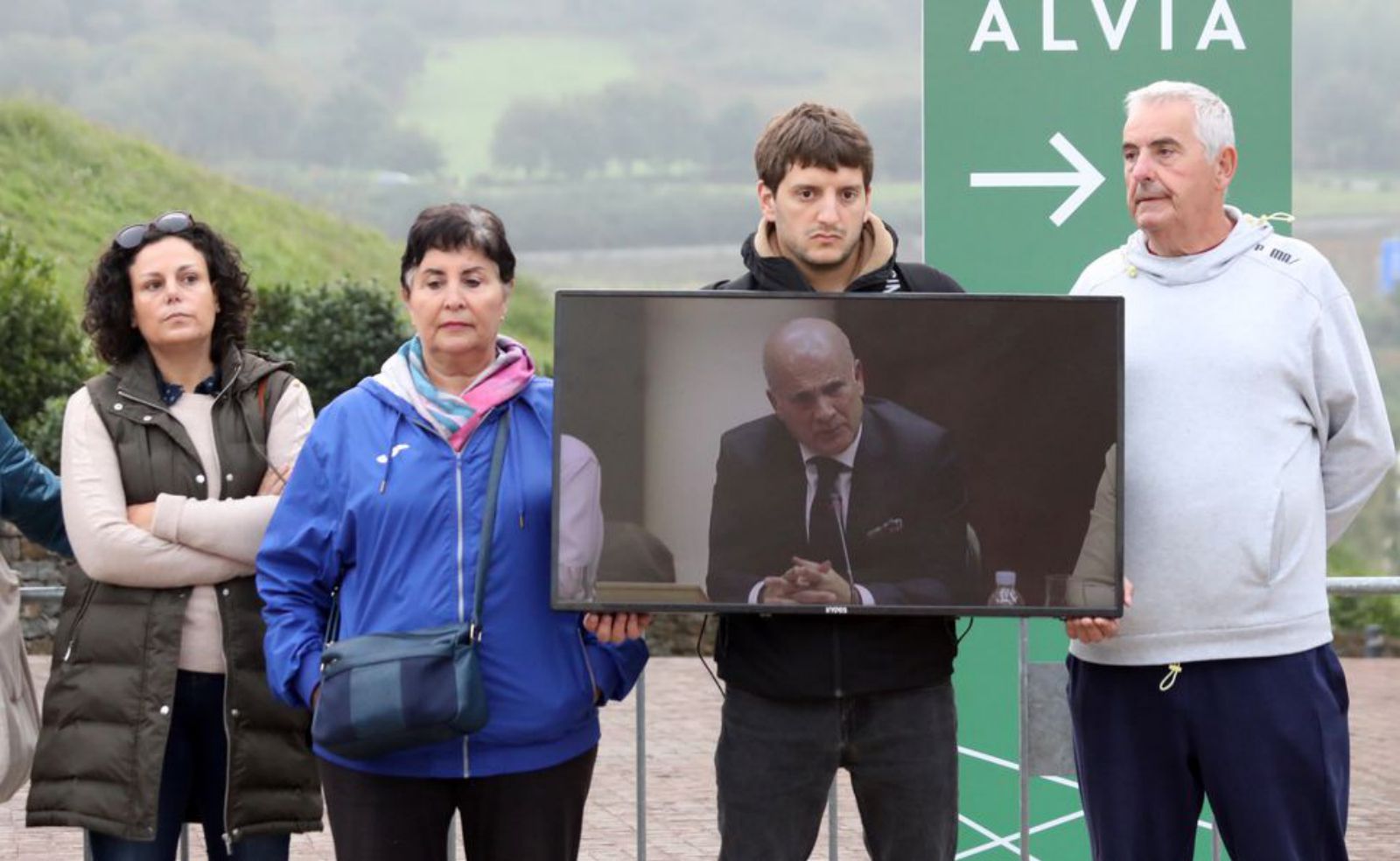 Protesta de las víctimas en el exterior de la sede judicial.