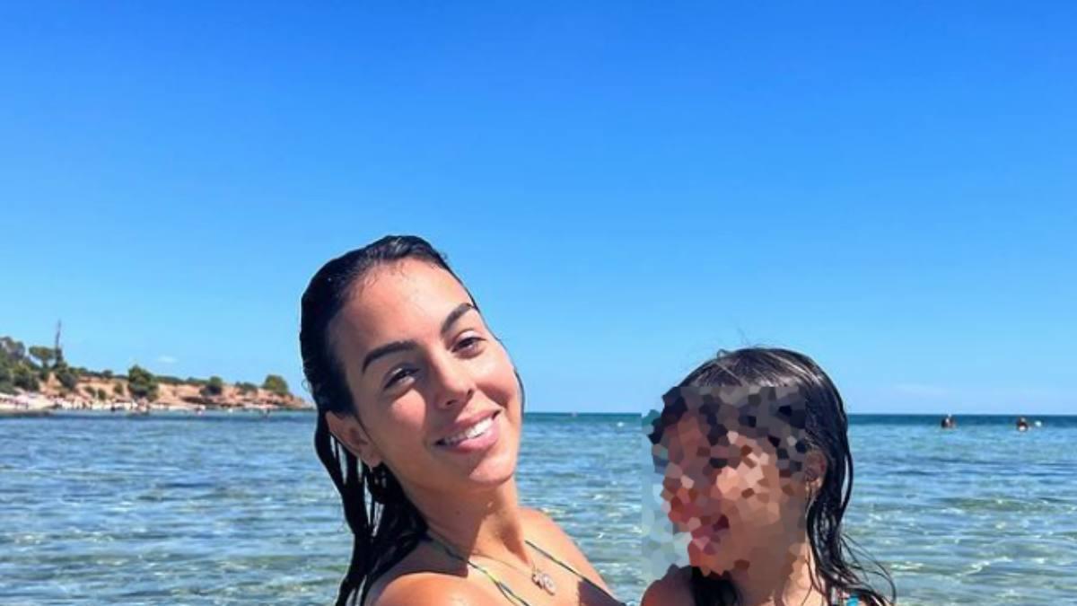 Georgina Rodríguez con una de sus hijas en el mar