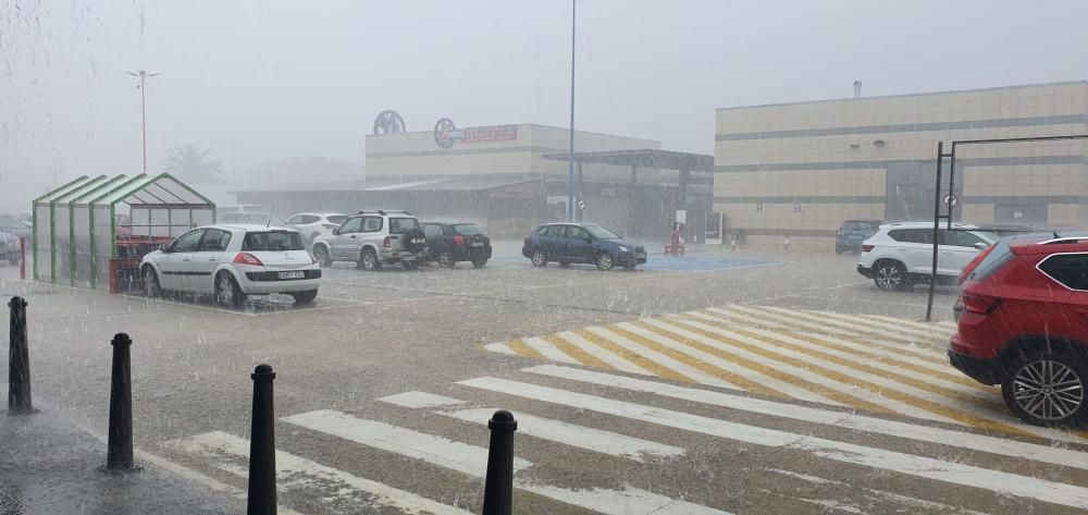 Las lluvias han provocado pequeñas inundaciones en los barrios situados junto a la ladera de la Sierra de Orihuela