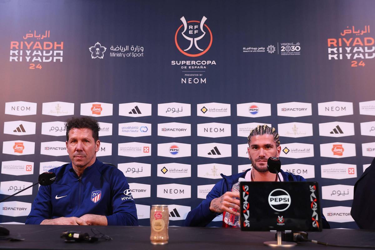 El logotipo de Neom, debajo del emblema oficial de la Supercopa, durante la rueda de prensa de Simeone y Rodrigo de Paul.