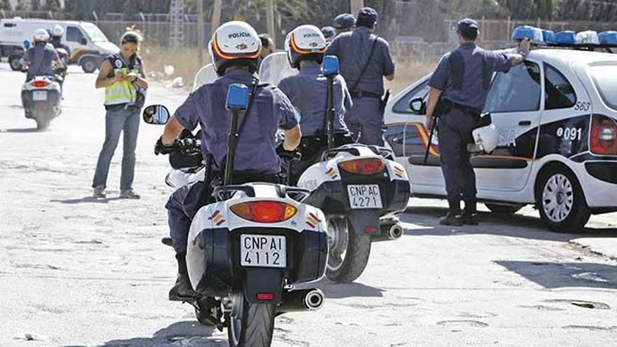 Motoristas de la Policía Nacional durante una intervención en Palma.