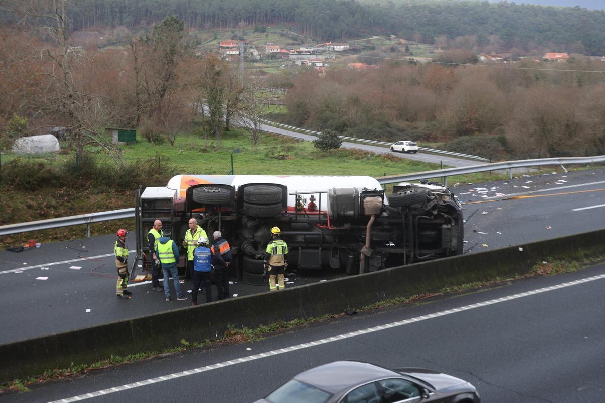 Un accidente entre un camión de mercancías peligrosas y un turismo deja dos heridos y dificulta la circulación en la AP-9