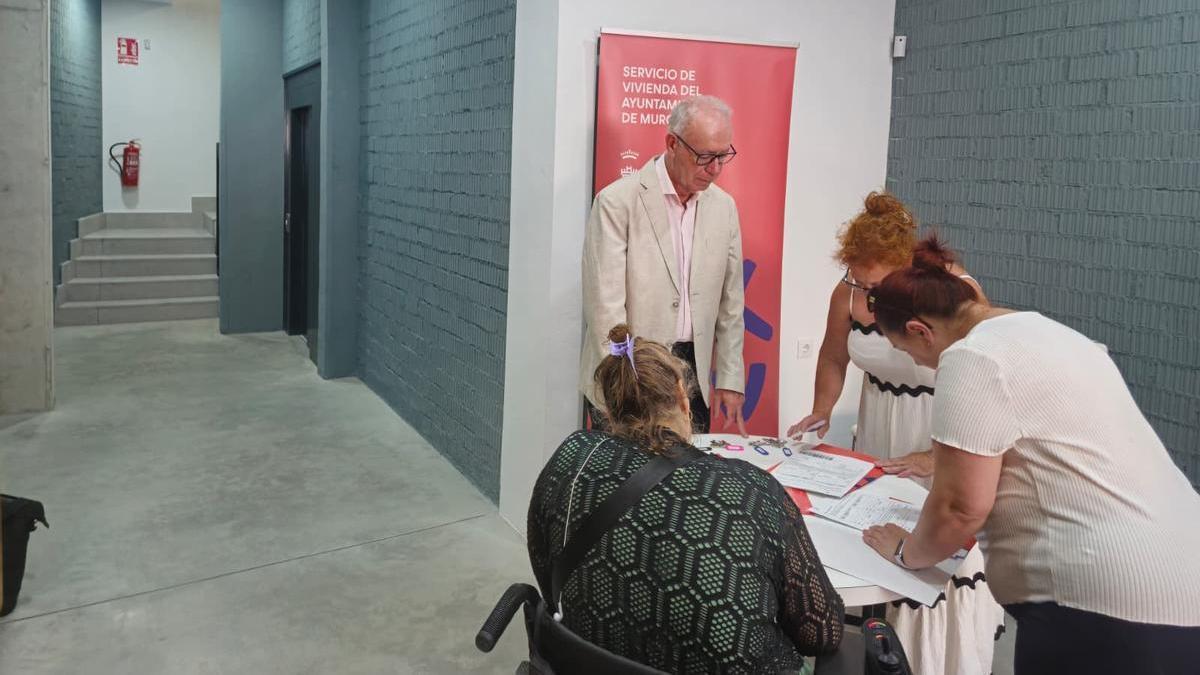 El edil de Urbanismo, Antonio Navarro, estuvo presente durante la firma de los contratos de alquiler y la entrega de las llaves de las viviendas.