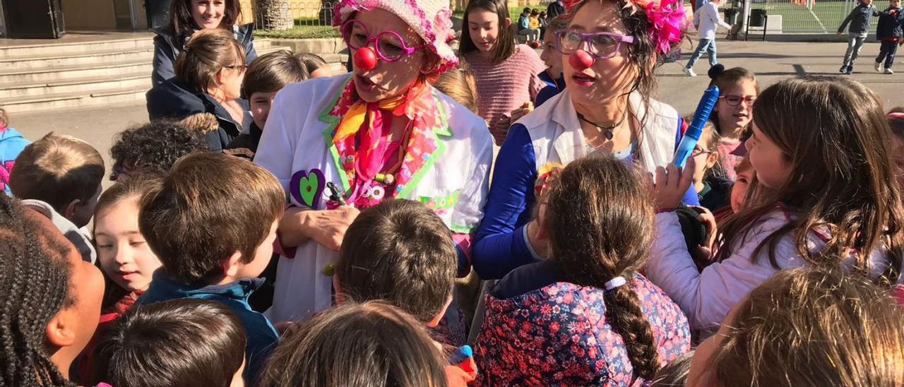 Dues voluntàries de Payasospital, abans de la pandèmia, en una escola valenciana. | LEVANTE-EMV