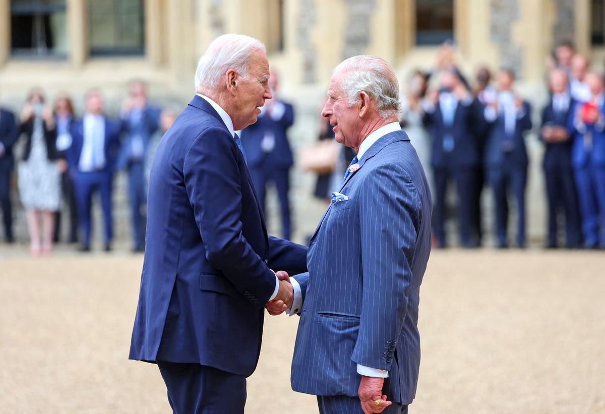 El presidente de los Estados Unidos, Joe Biden, es recibido por el rey Carlos III de Gran Bretaña durante una ceremonia de bienvenida en el Castillo de Windsor