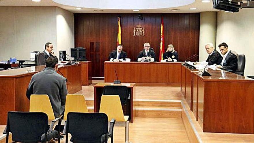 A l&#039;esquerra, l&#039;acusat durant el judici celebrat ahir a Lleida