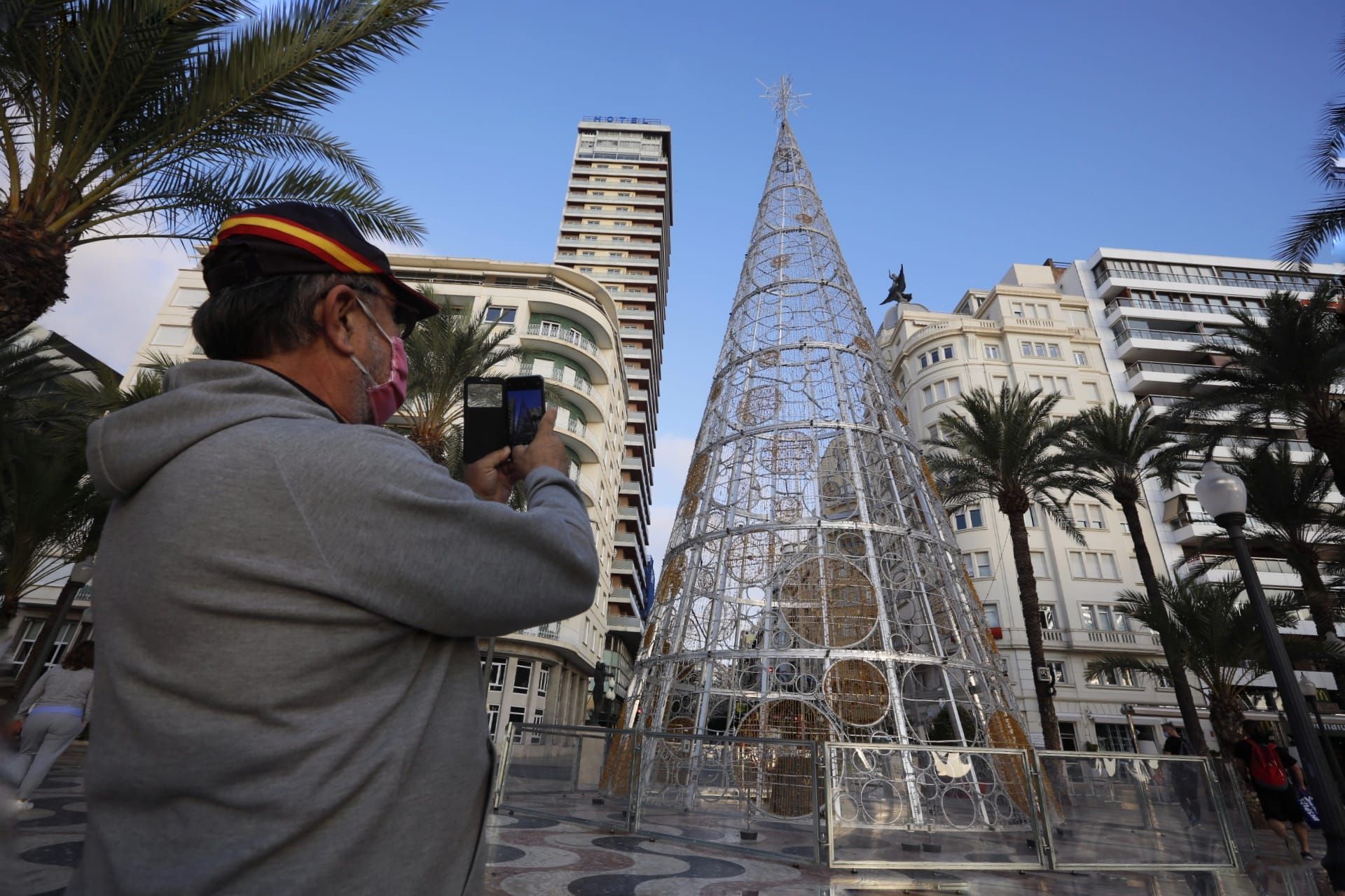 El árbol de Navidad de Alicante, por primera vez en la Explanada