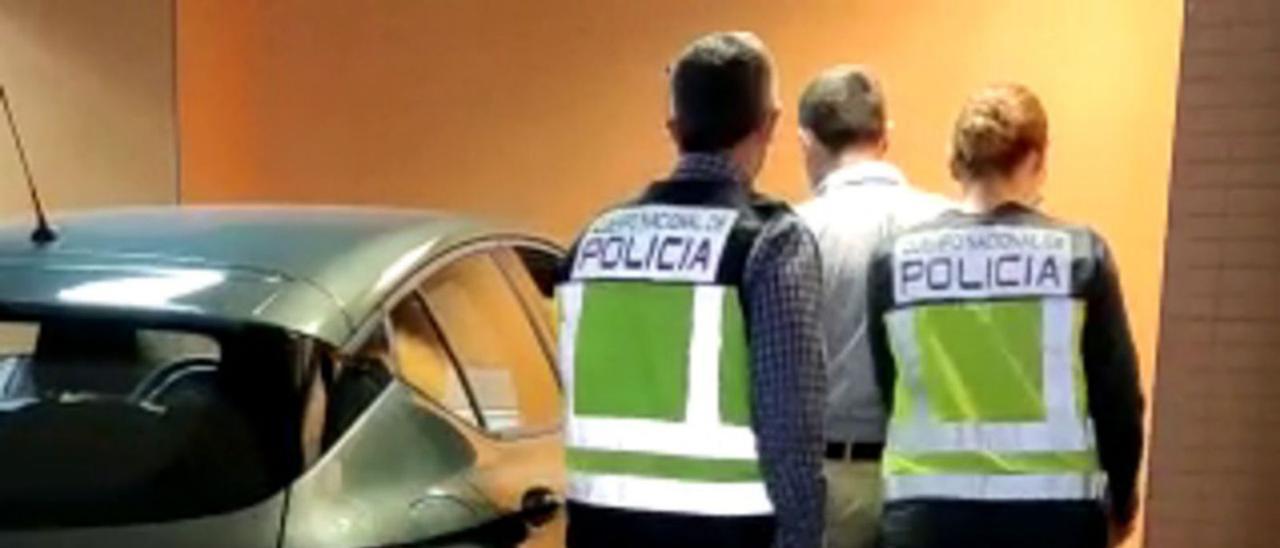 La Policía Nacional con uno de los presuntos cabecillas de la trama detenido en Alicante. | INFORMACIÓN