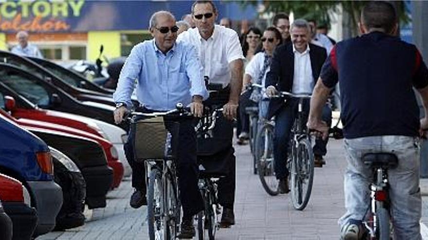 Recorrido por los nuevos tramos de carril-bici encabezado por el concejal de Tráfico, Alfonso Novo.