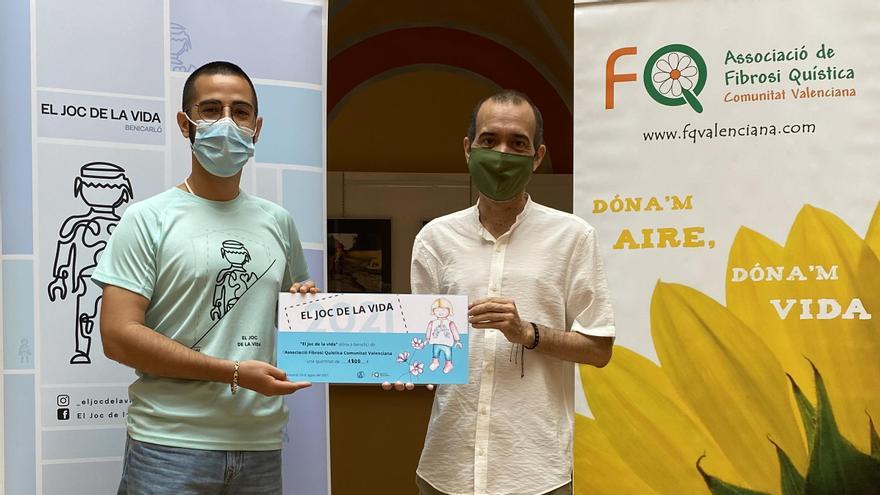 El presidente de la Asociación de Fibrosis Quística, Pedro Pérez, recibió el cheque de 1.800 euros