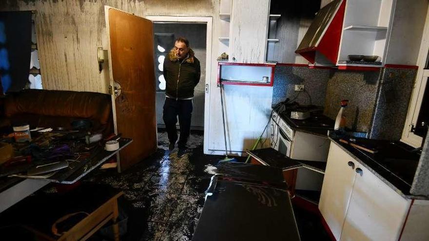 Un vecino observa los daños en su vivienda.  // Gustavo Santos