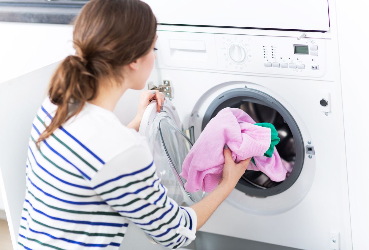 Mujer poniendo la lavadora
