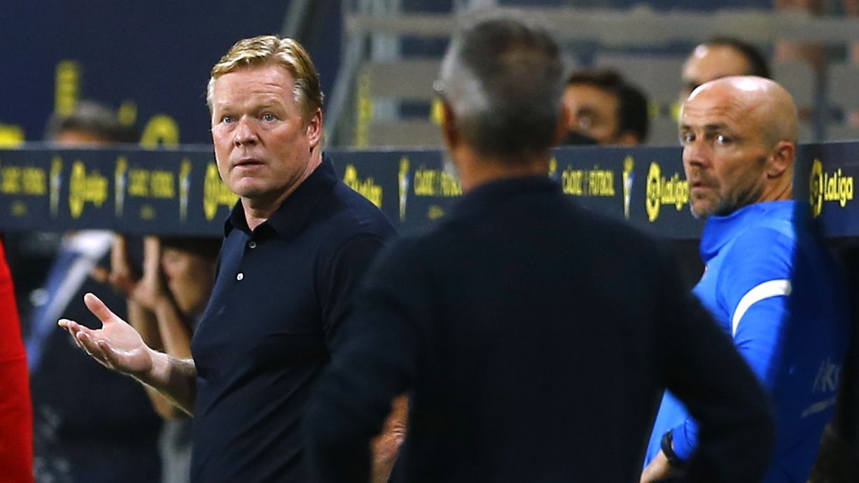 Soccer Football - LaLiga - Cadiz v FC Barcelona - Estadio Nuevo Mirandilla, Cadiz, Spain - September 23, 2021 FC Barcelona coach Ronald Koeman reacts after he is shown a red card by referee Carlos del Cerro Grande REUTERS/Marcelo Del Pozo